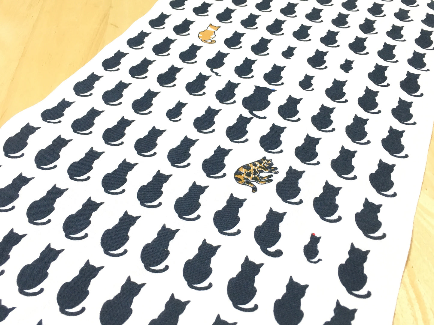 寝ている猫がいます!黒猫(たてVer.)手ぬぐい