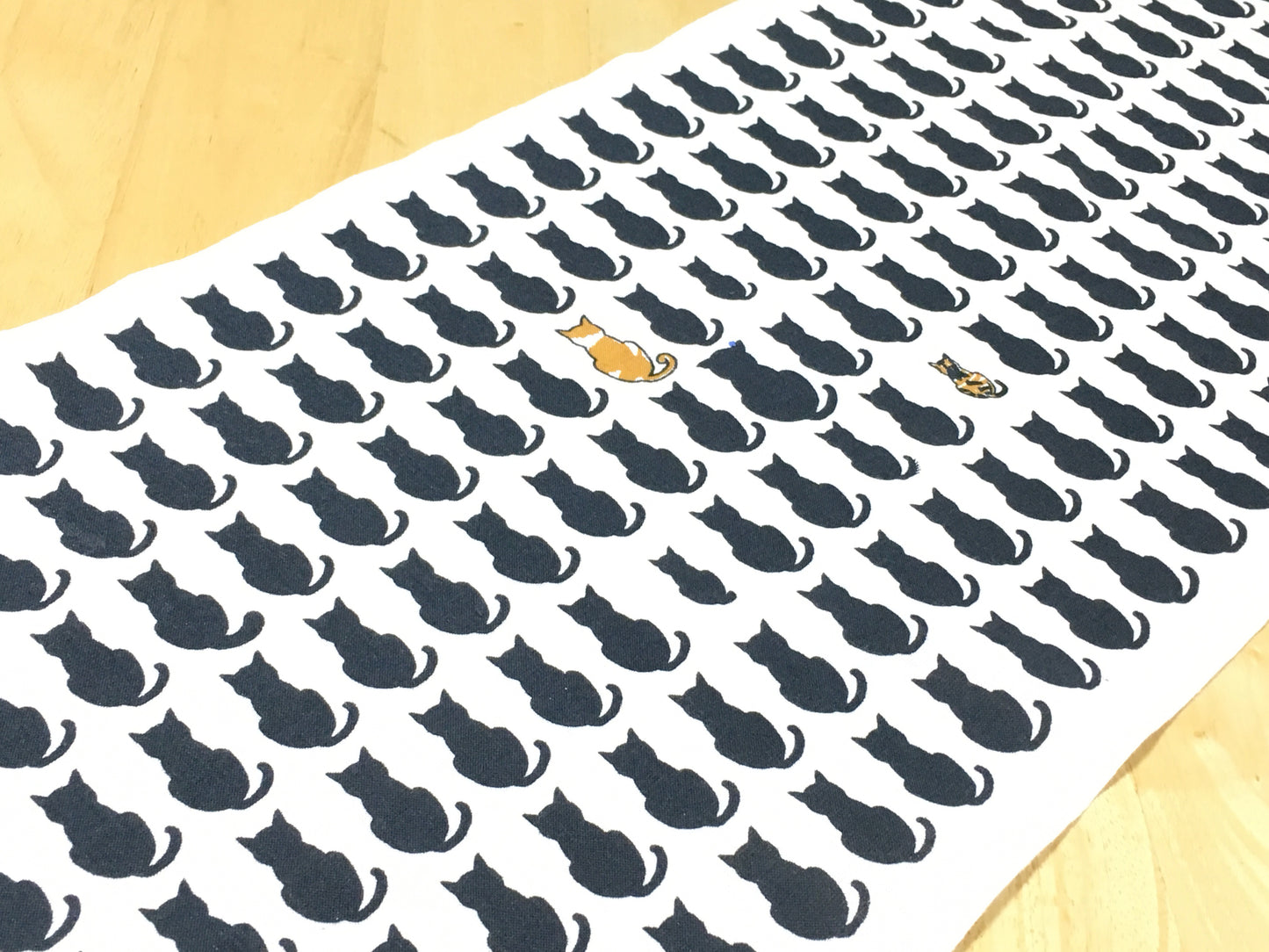 黒猫(横Ver.)手ぬぐい。茶色の猫以外にも違う猫がいます!