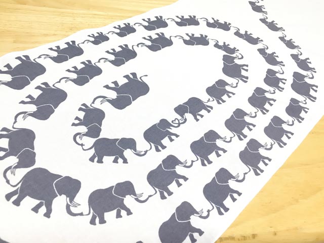 アフリカゾウの中にアジアゾウが1匹だけいる「象」の手ぬぐい