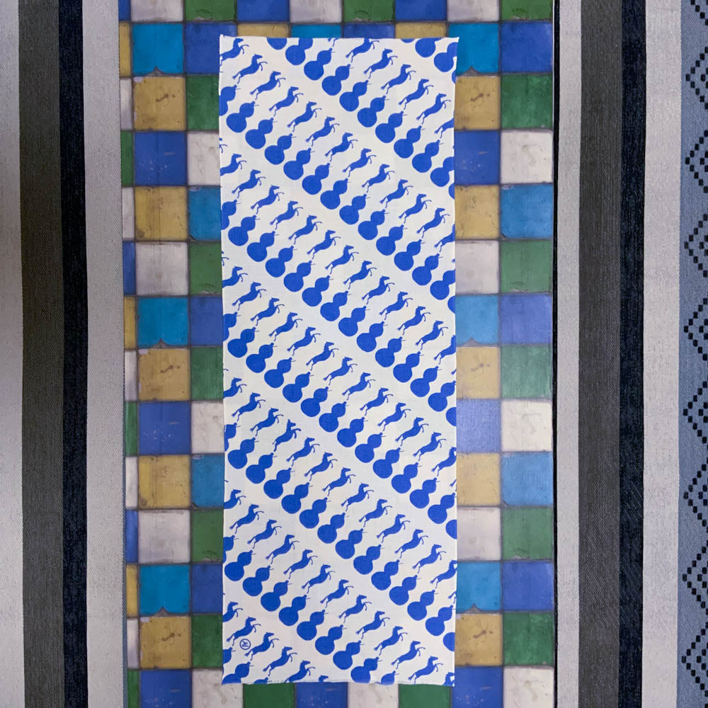 「瓢箪から駒手綱」｜１匹だけロバが紛れ込んでいます。