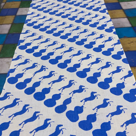 「瓢箪から駒手綱」｜１匹だけロバが紛れ込んでいます。