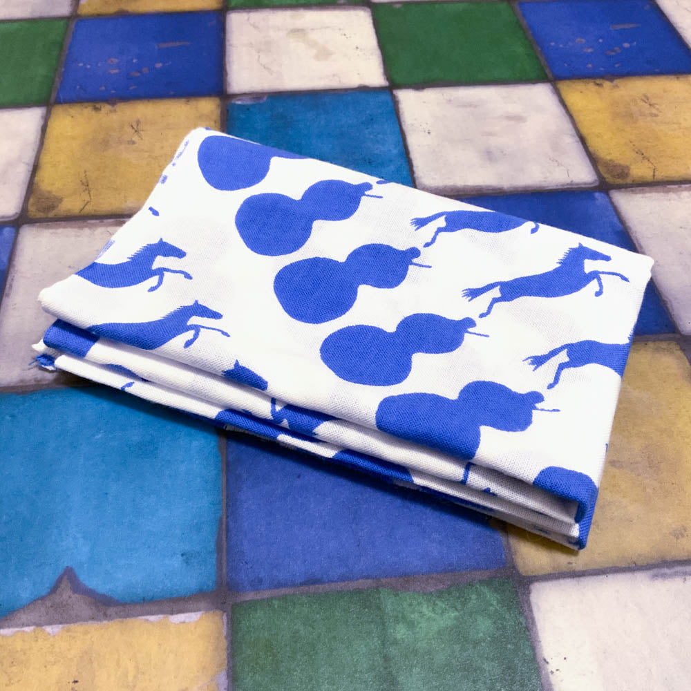 「瓢箪から駒手綱」｜１匹だけロバが紛れ込んでいます。